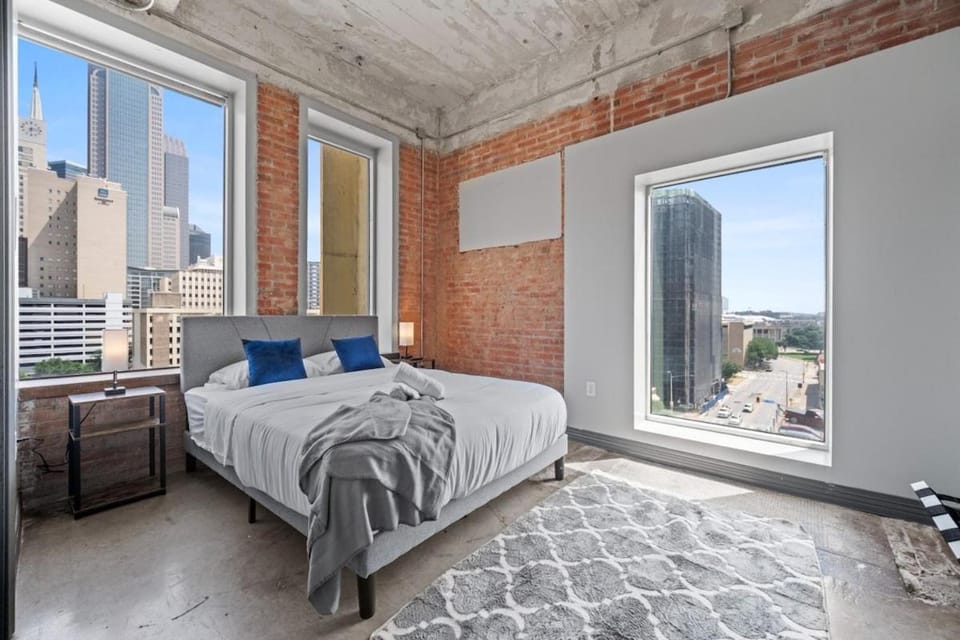 Modern Dallas Stay with Pool, Laundry & Valet Parking Apartment in Dallas