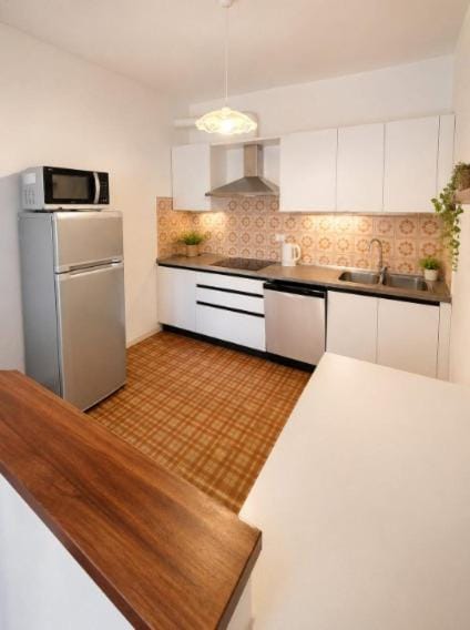 Kitchen or kitchenette, dishwasher, microwave