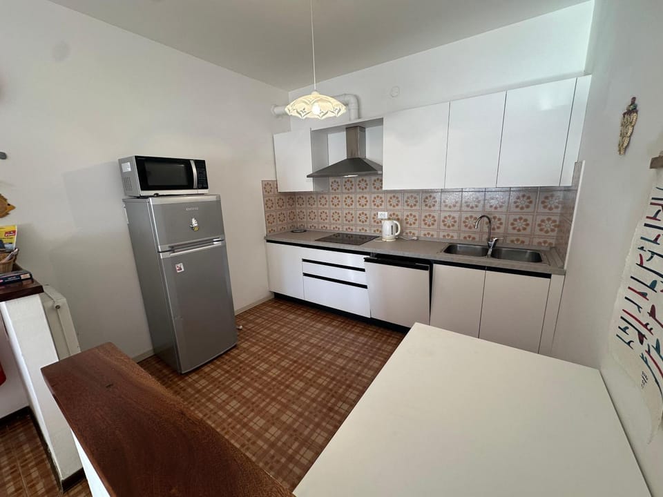 Kitchen or kitchenette, dishwasher, microwave