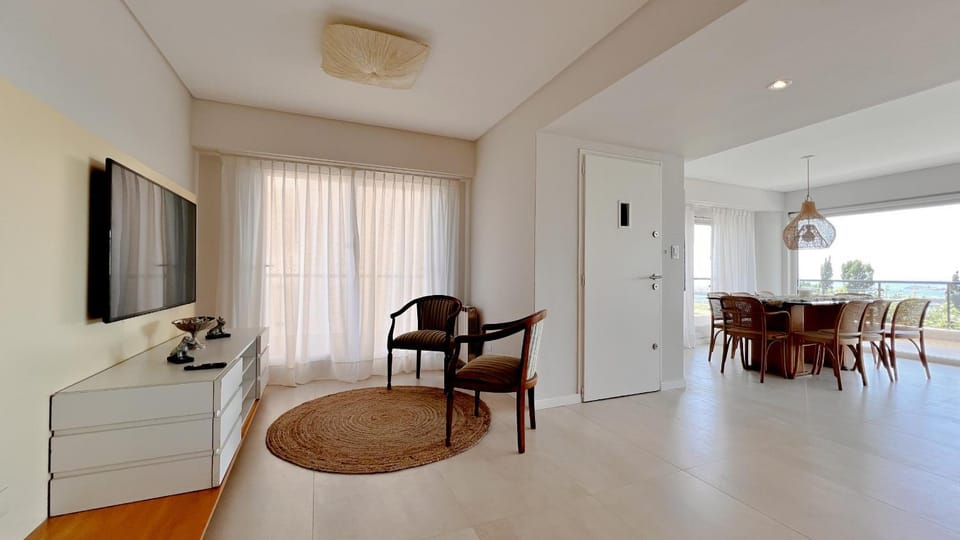 TV and multimedia, Kitchen or kitchenette, Living room, Seating area, Dining area