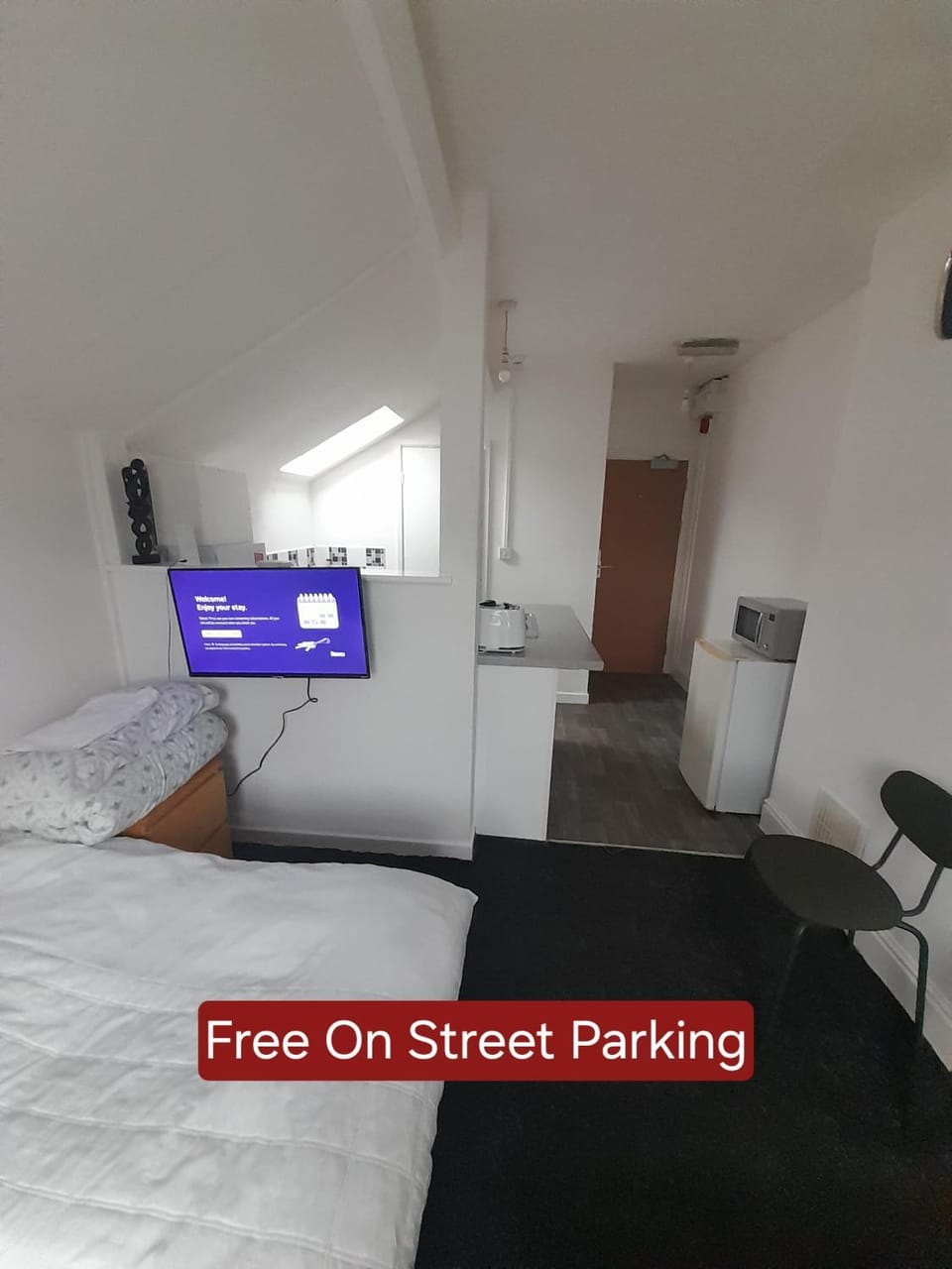 Bed, TV and multimedia, Photo of the whole room