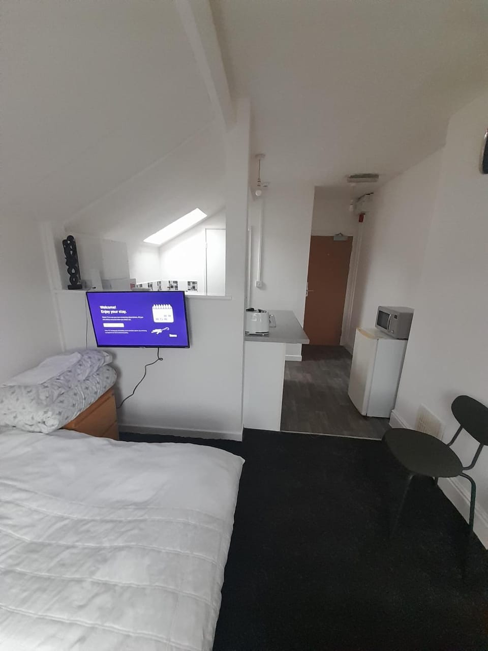 Bed, TV and multimedia, Photo of the whole room