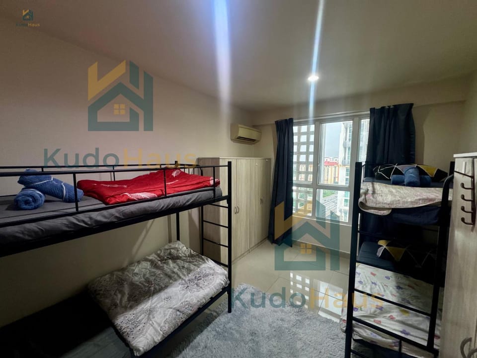Bedroom, bunk bed