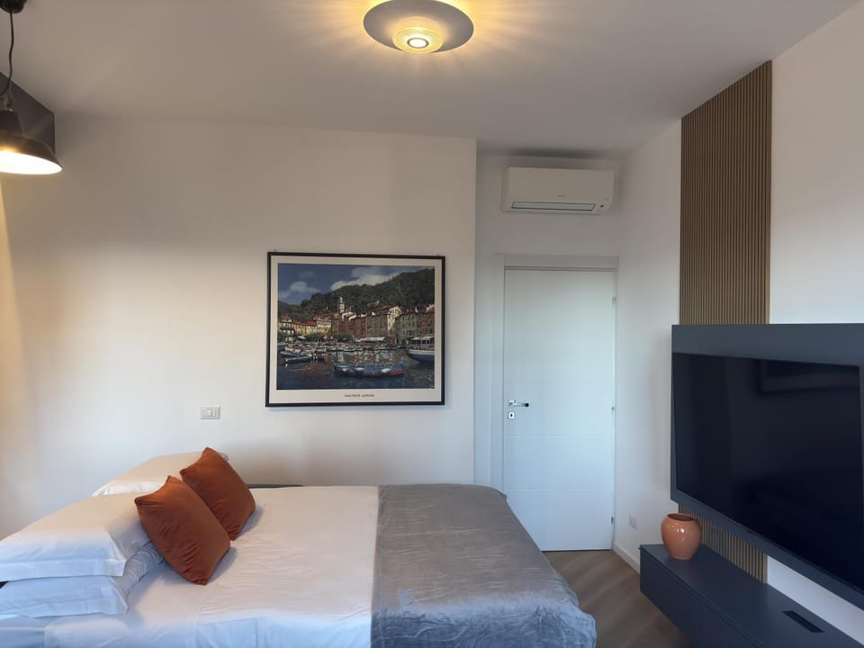 Communal lounge/ TV room, Bed, Living room