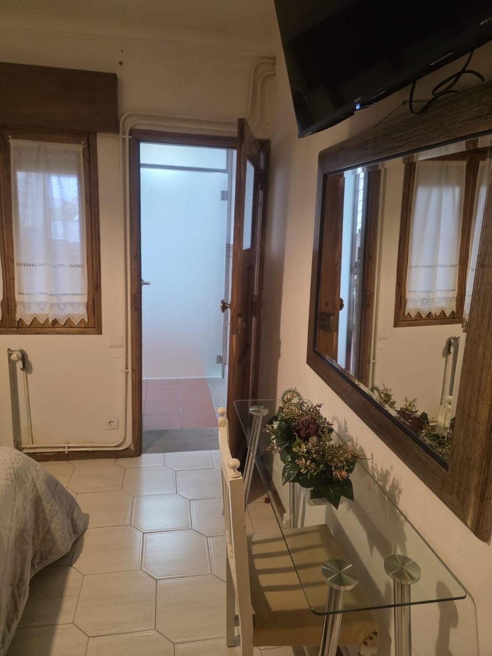 Photo of the whole room, Seating area, Bedroom