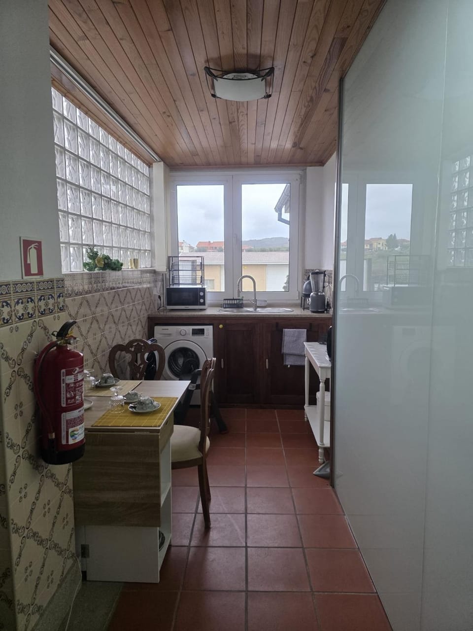 Kitchen or kitchenette, Dining area, minibar, toaster