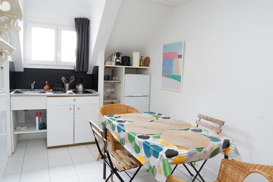 Coffee/tea facilities, Kitchen or kitchenette, Dining area, stove