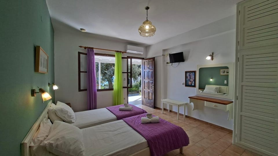 Patio, Bed, TV and multimedia, View (from property/room), Balcony/Terrace, Photo of the whole room, Bedroom, Garden view, Sea view, towels, air conditioner