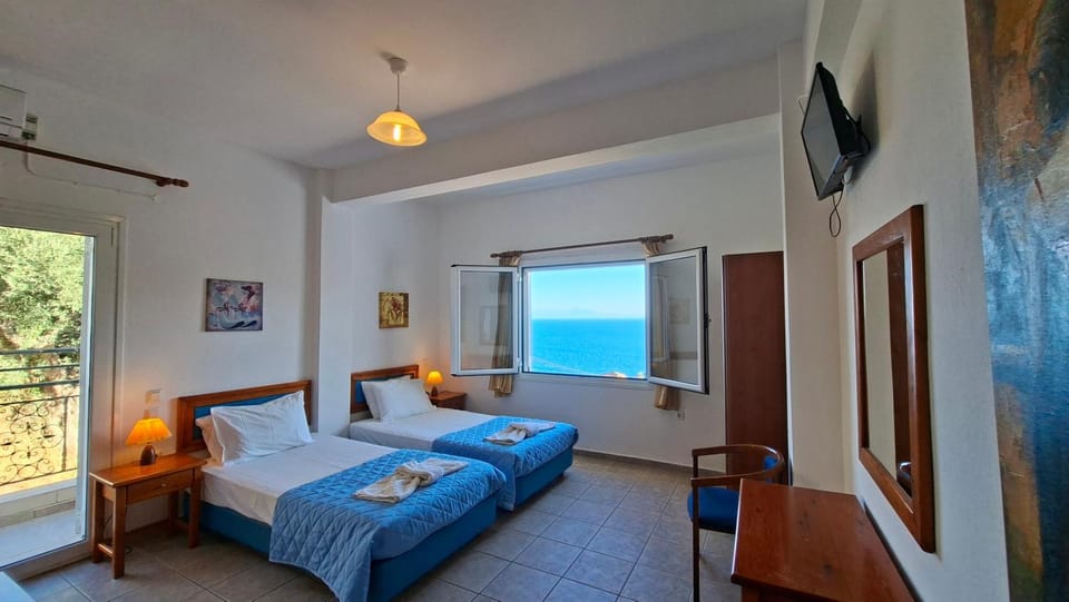 Bed, TV and multimedia, View (from property/room), Balcony/Terrace, Bedroom, Sea view, towels, wardrobe, air conditioner