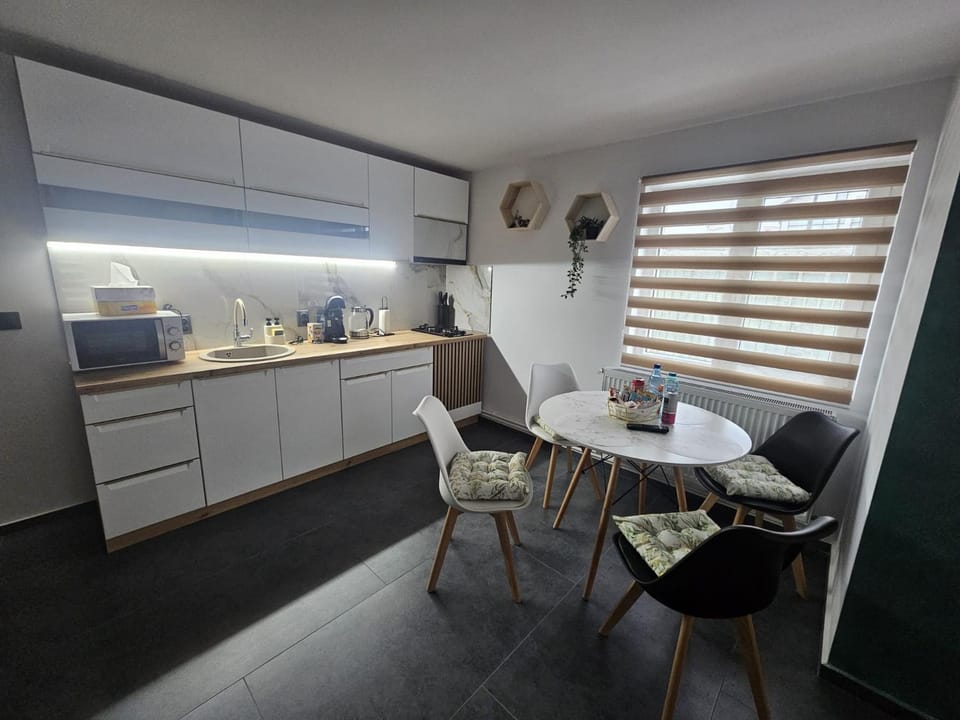 Coffee/tea facilities, Kitchen or kitchenette, Dining area, stove