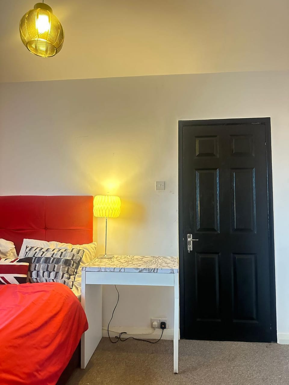 Aldershot Spacious 3-Bedroom House with Fast Wi-Fi & Free Parking House in Borough of Waverley