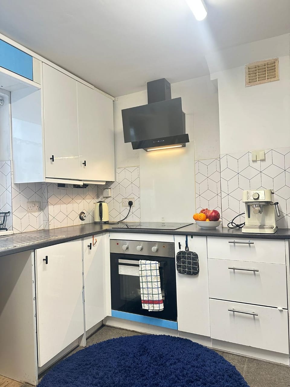 Aldershot Spacious 3-Bedroom House with Fast Wi-Fi & Free Parking House in Borough of Waverley