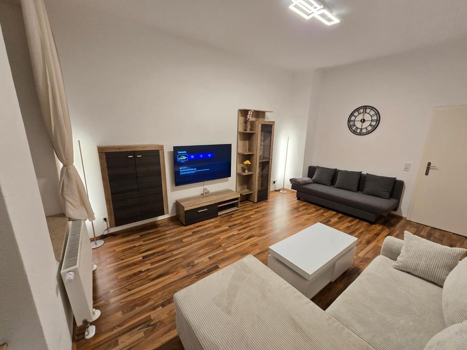 TV and multimedia, Living room, Seating area, Evening entertainment
