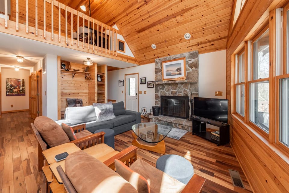 Swimming Bear Lodge by Railey Vacations House in Deep Creek Lake