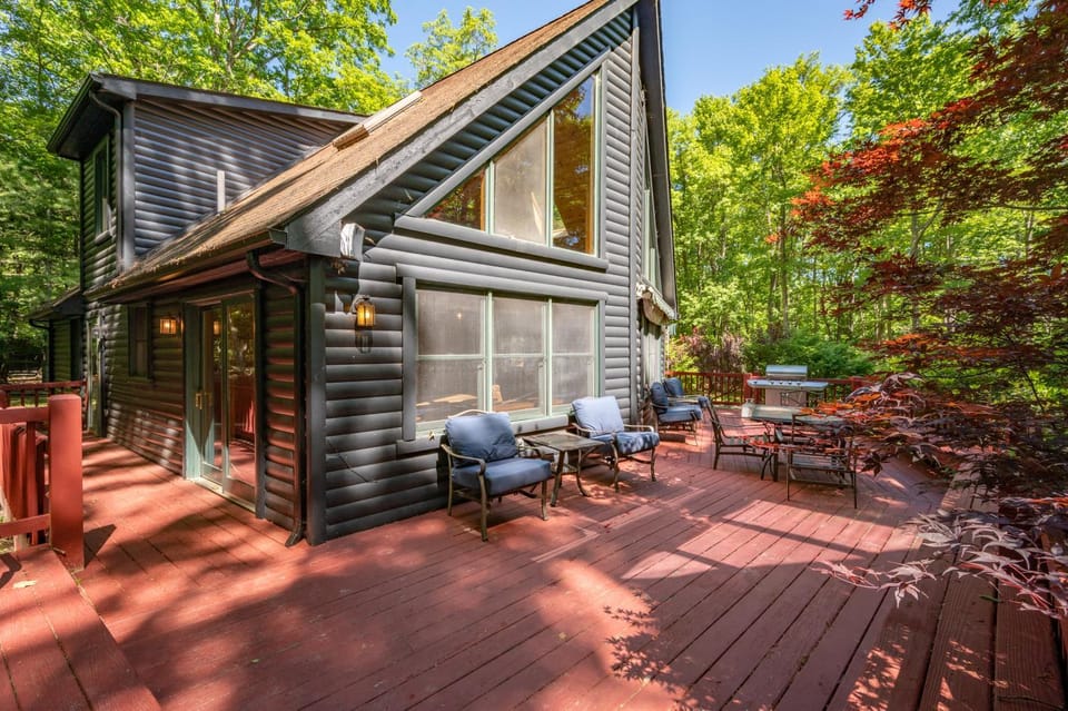 Swimming Bear Lodge by Railey Vacations House in Deep Creek Lake