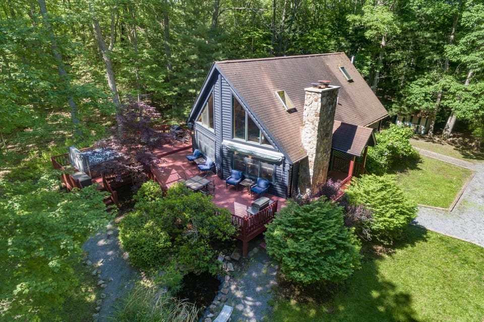 Swimming Bear Lodge by Railey Vacations House in Deep Creek Lake