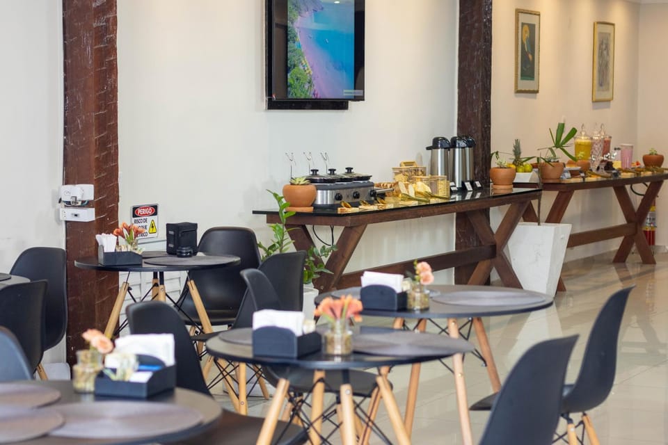 Restaurant/places to eat, Seating area, Breakfast
