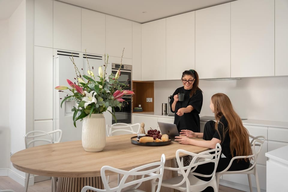 Kitchen or kitchenette, Dining area