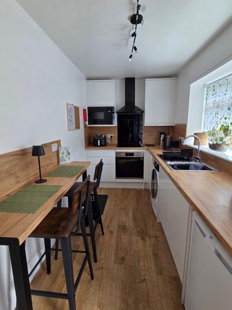 Coffee/tea facilities, Dining area, Garden view, heating, heating, internet, internet, oven, pet friendly, safe, stove, toaster, kitchen