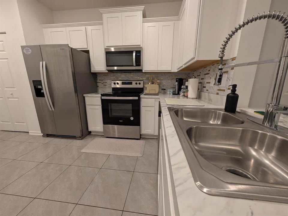 Spacious 3BR Jacksonville Townhome With King Bed House in Jacksonville