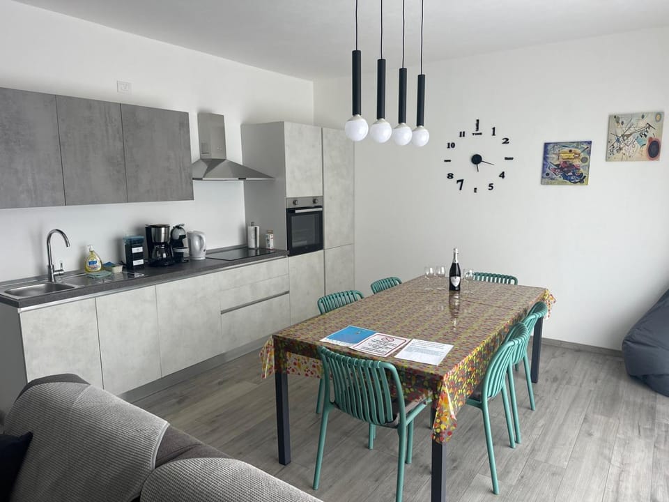 Coffee/tea facilities, Kitchen or kitchenette, Dining area, stove