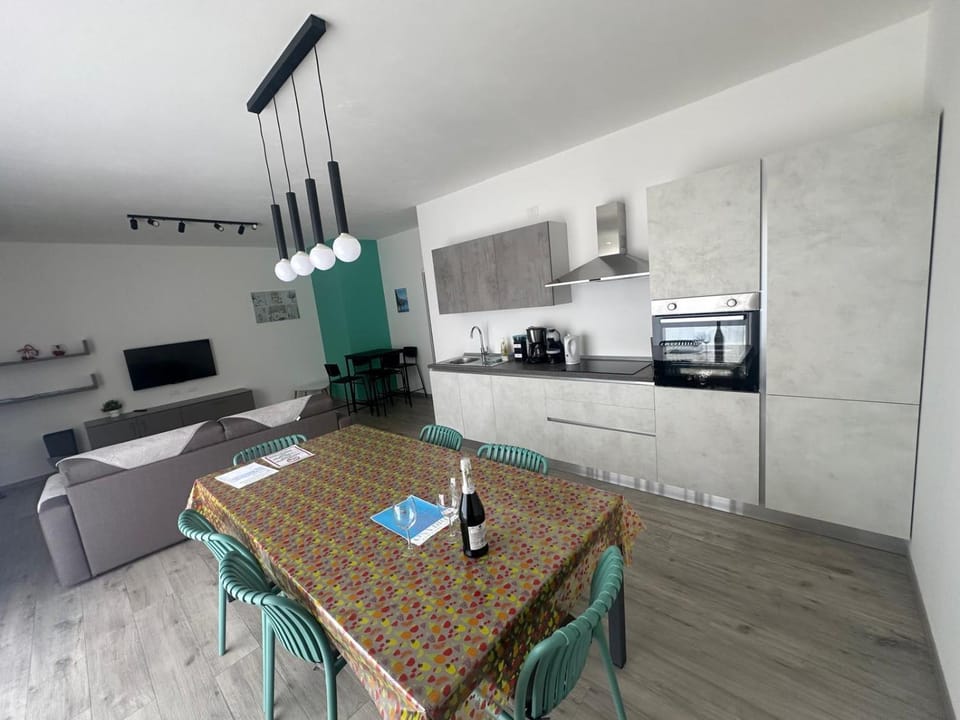 Kitchen or kitchenette, Dining area, stove