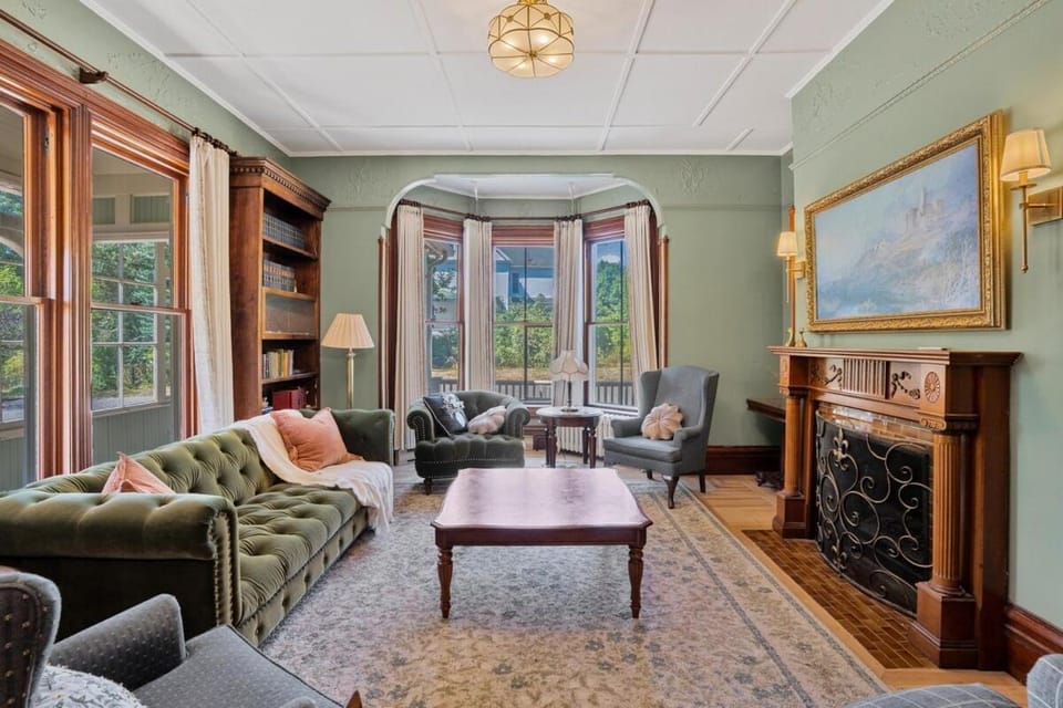 Heritage Estate 1893 - Former Inn - Walk Downtown Villa in Wolfville