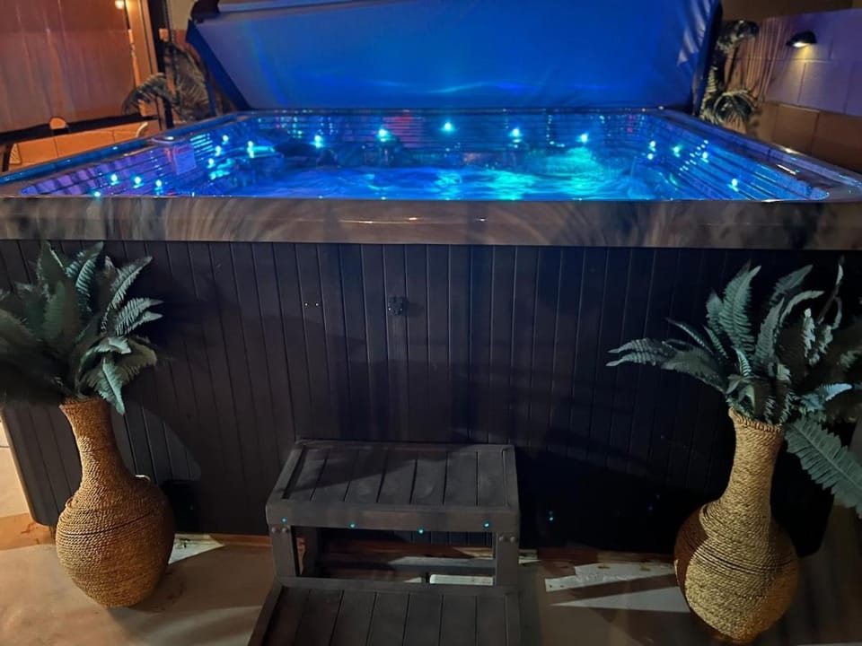 Major Vacation Jacuzzi 3 bed 2 bath slingshot! House in North Las Vegas