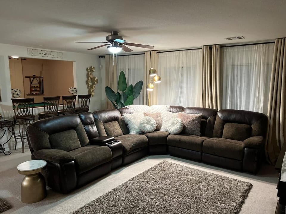 Major Vacation Jacuzzi 3 bed 2 bath slingshot! House in North Las Vegas