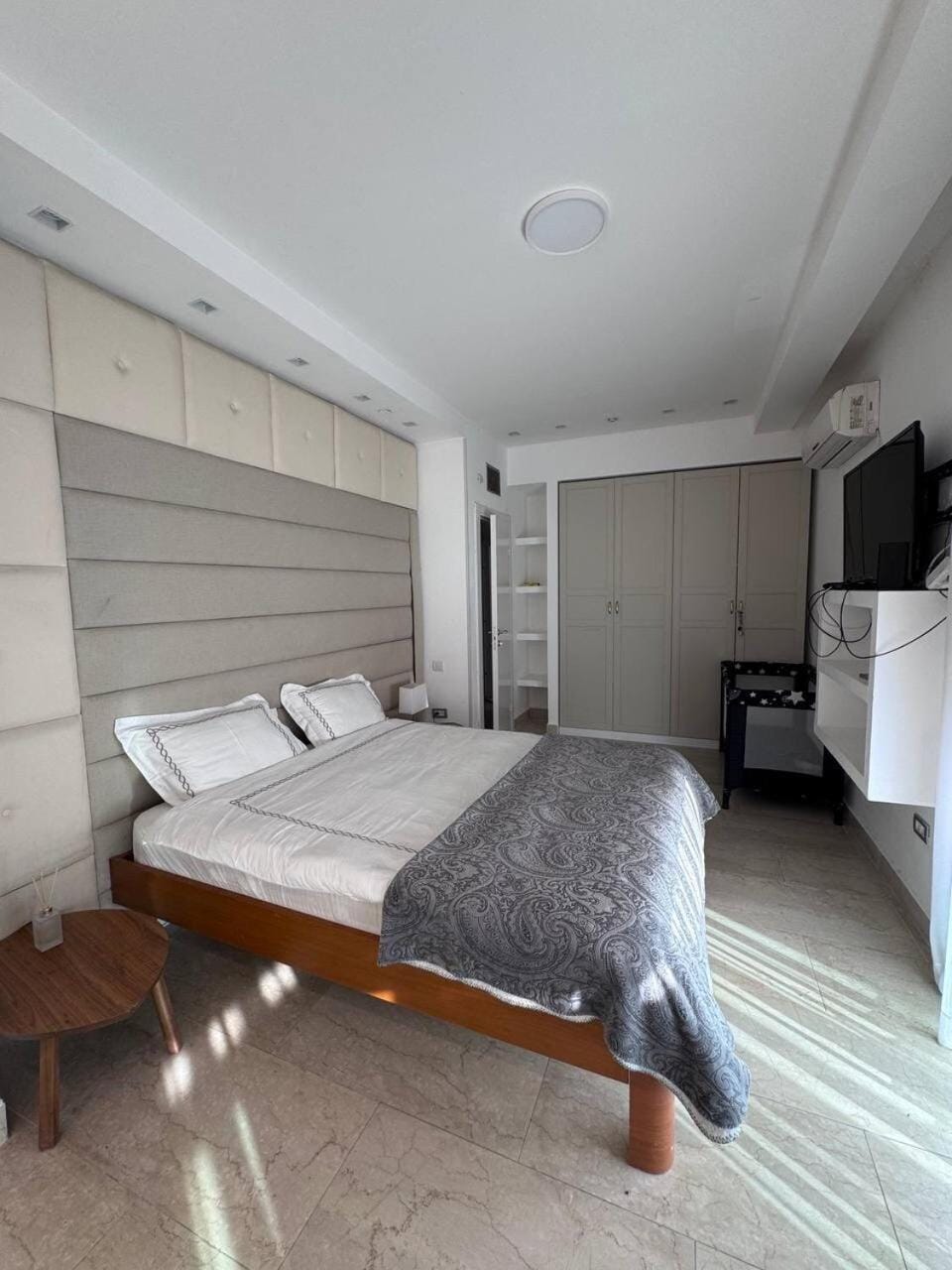 TV and multimedia, Photo of the whole room, cot, towels