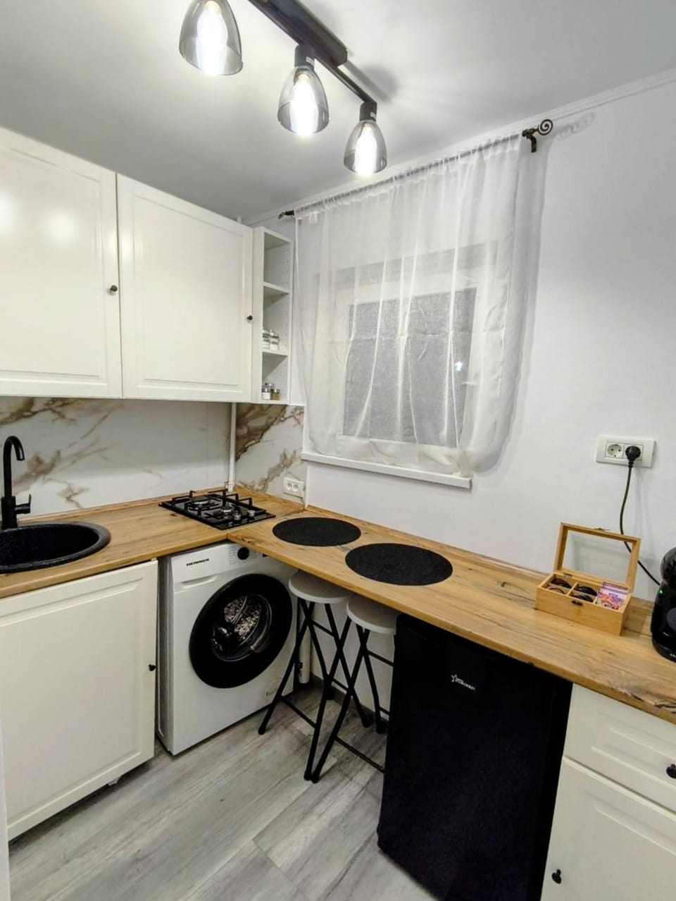 Kitchen or kitchenette, stove, washing machine