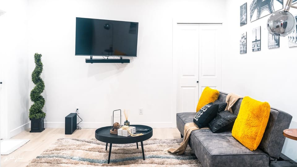 TV and multimedia, Living room, Seating area, Evening entertainment