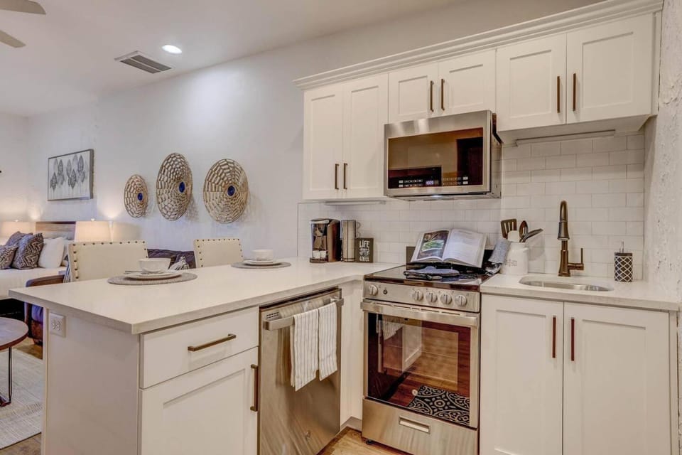 Coffee/tea facilities, Kitchen or kitchenette, dishwasher, oven, stove, toaster