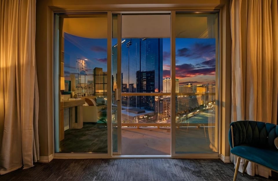 Luxury JR Suite w balcony STRIP and SPHERE Views Apartment hotel in Las Vegas Strip