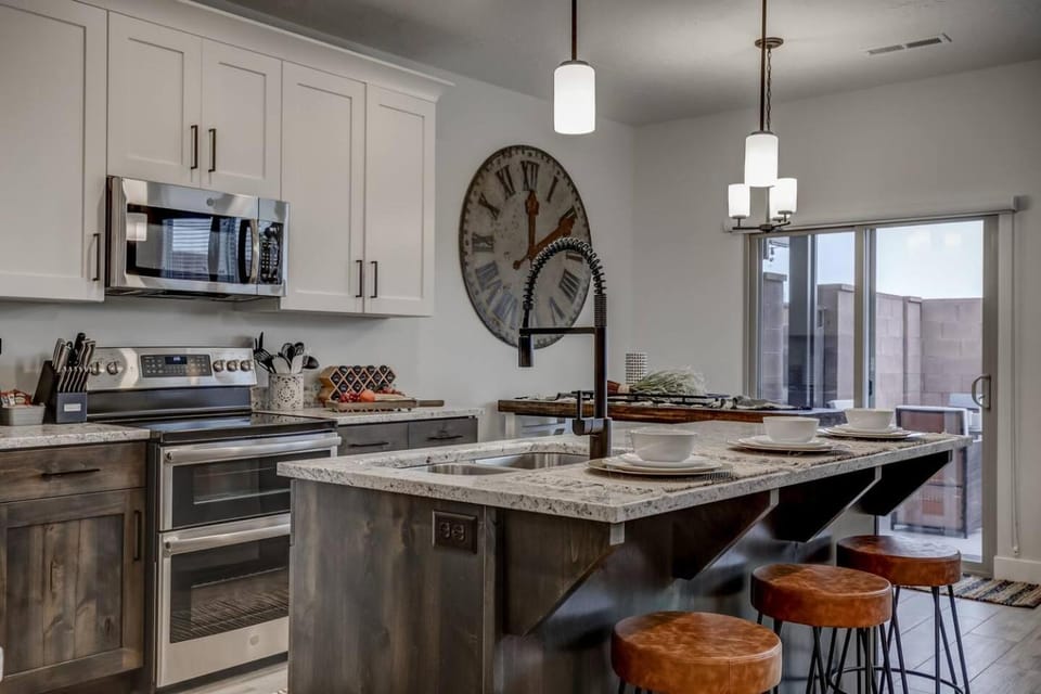 Kitchen or kitchenette, dishwasher, fireplace, pet friendly, stove