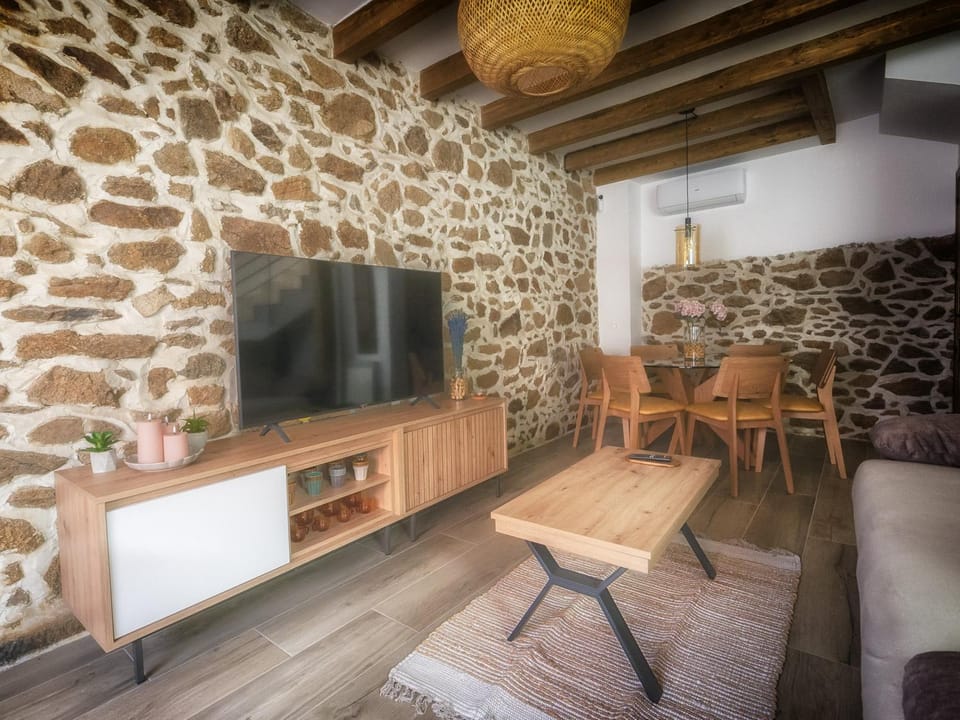 Communal lounge/ TV room, TV and multimedia, Dining area