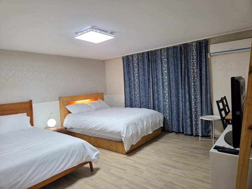 Bed, TV and multimedia, Photo of the whole room, Bedroom, air conditioner