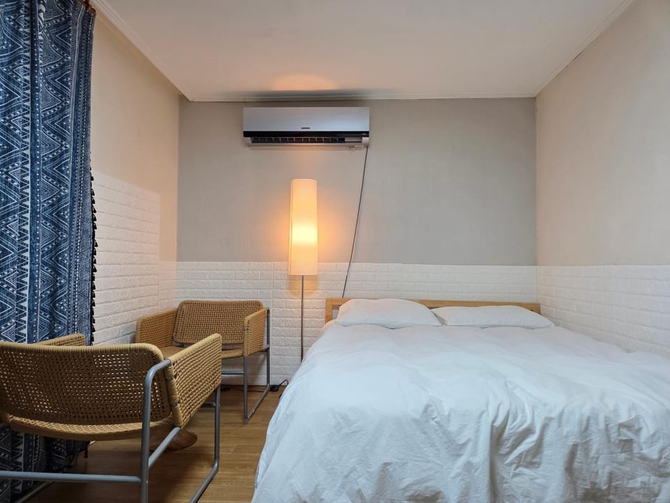 Bed, Living room, Photo of the whole room, Seating area, Bedroom, air conditioner