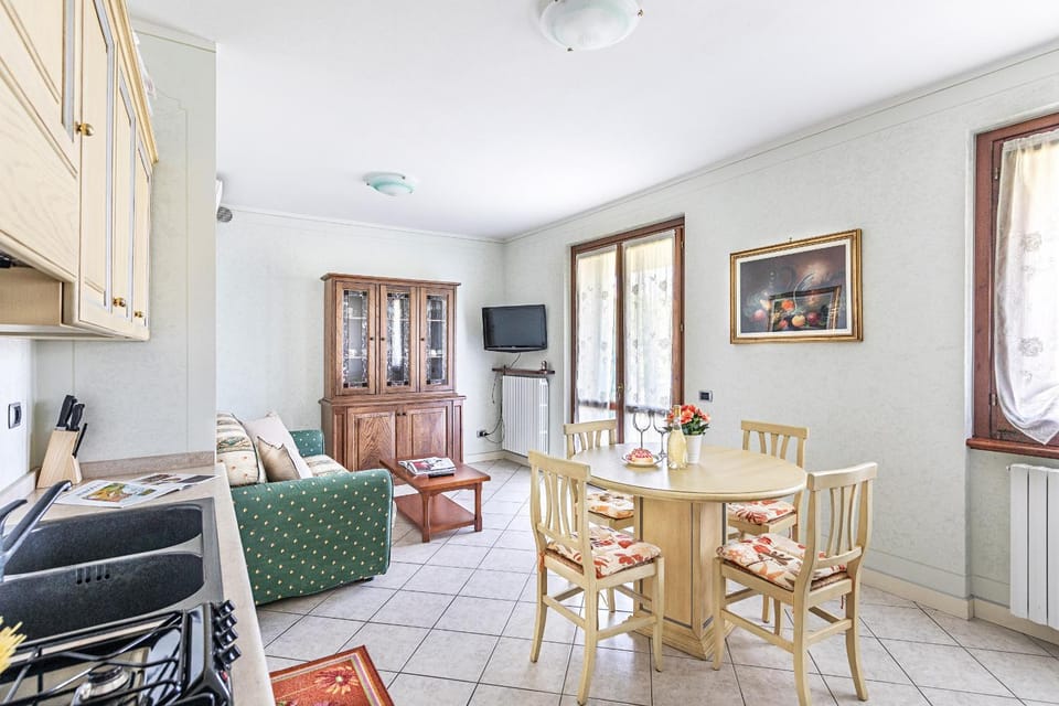 TV and multimedia, Kitchen or kitchenette, Living room, Dining area