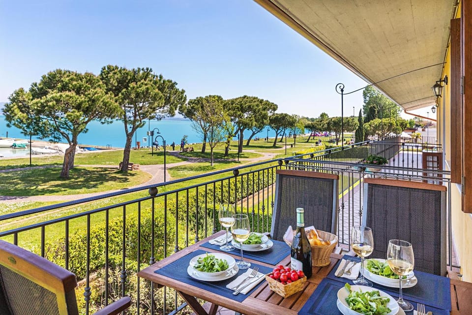 View (from property/room), Balcony/Terrace, Dining area, Garden view, Lake view