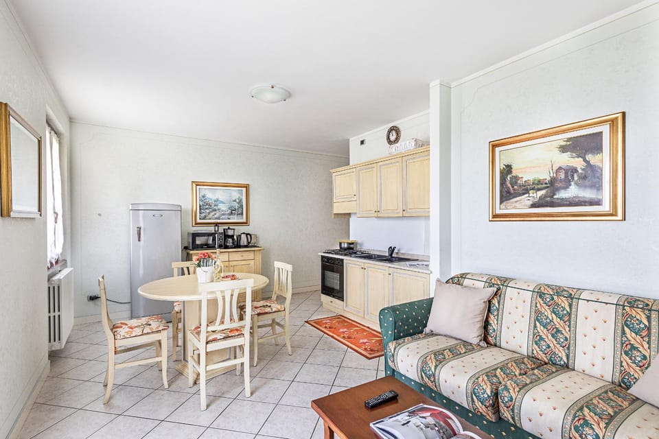 Kitchen or kitchenette, Living room, Dining area, oven, stove