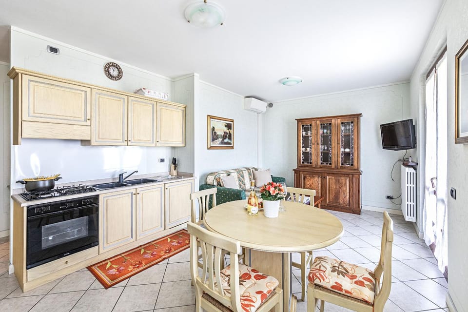 TV and multimedia, Kitchen or kitchenette, Living room, Dining area, dishwasher, oven, stove