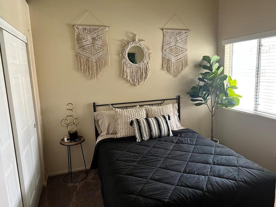 Major Oasis 3 bd, 2 bathPool Jacuzzi Fun mural! House in North Las Vegas