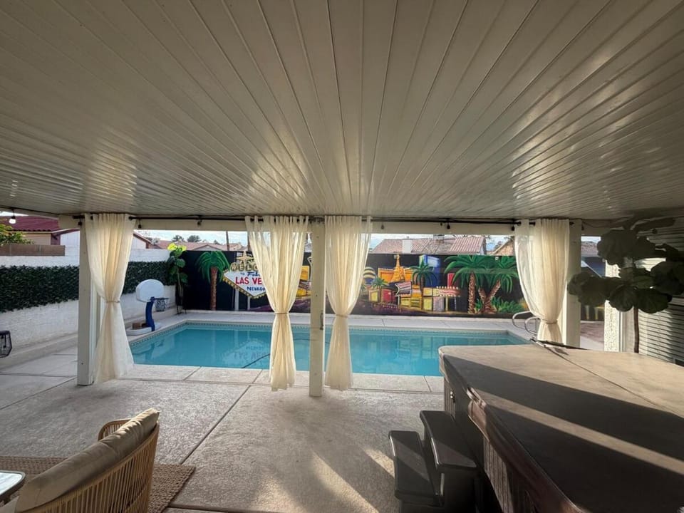 Major Oasis 3 bd, 2 bathPool Jacuzzi Fun mural! House in North Las Vegas