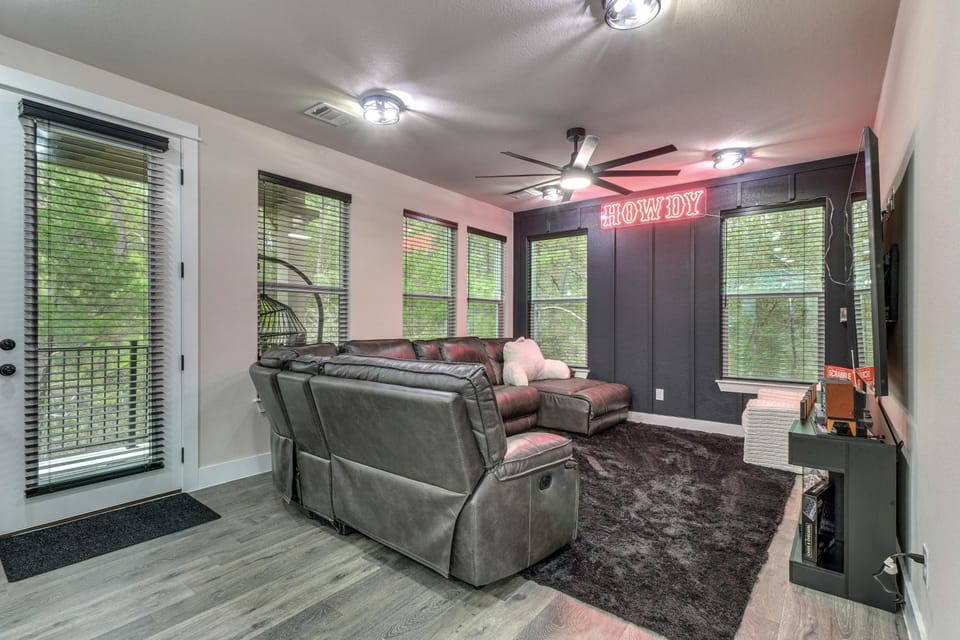 Treehouse Escape in Tahitian Village House in Bastrop