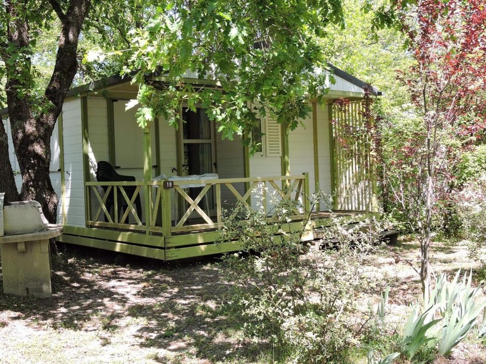 Chalet avec Terrasse - 5 Personnes - API-1-52-996 Campground/ 
RV Resort in Provence-Alpes-Côte d'Azur