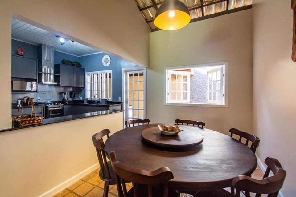 Kitchen or kitchenette, Dining area, stove