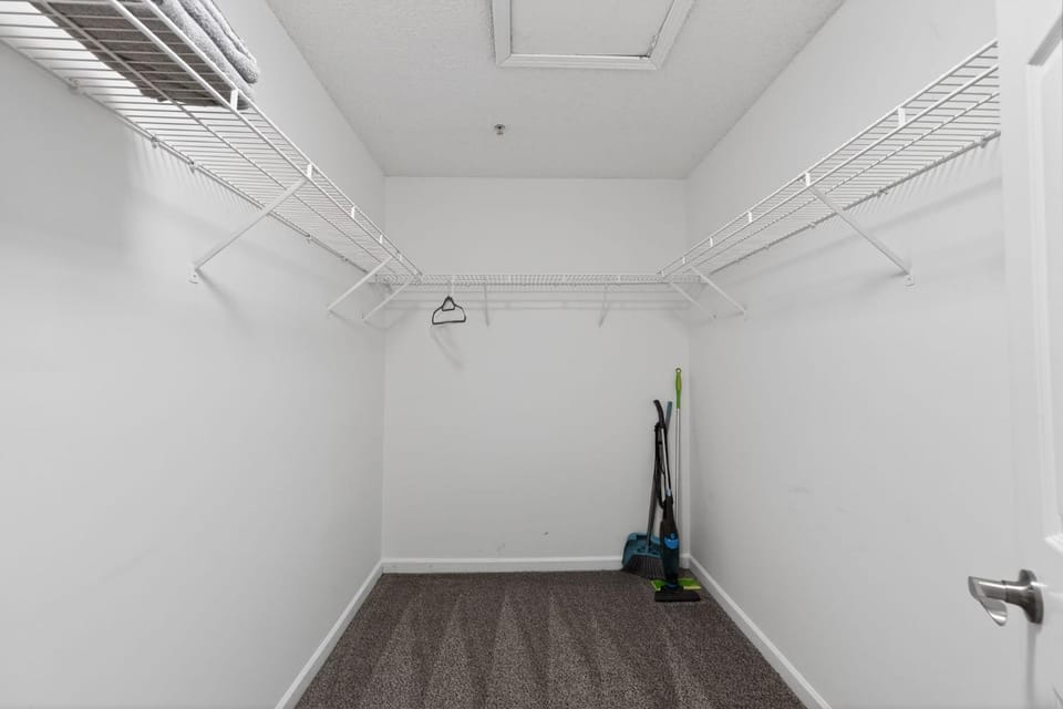Bright Stockbridge condo with full kitchen Apartment in Stockbridge
