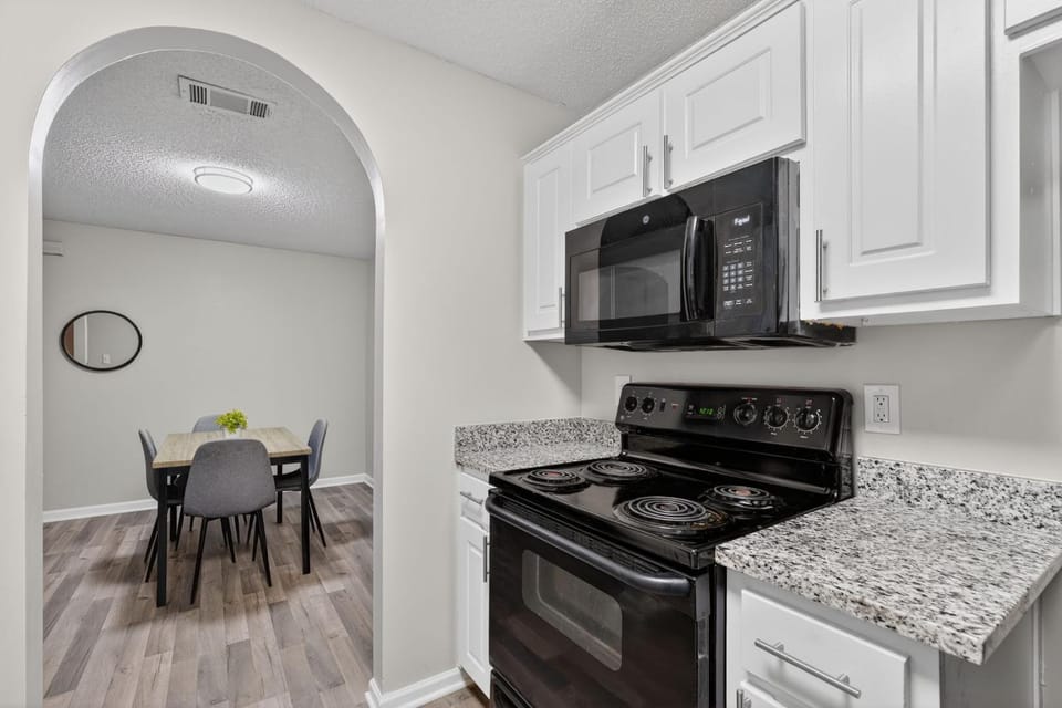 Bright Stockbridge condo with full kitchen Apartment in Stockbridge