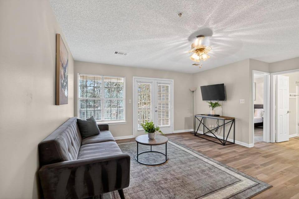 Bright Stockbridge condo with full kitchen Apartment in Stockbridge
